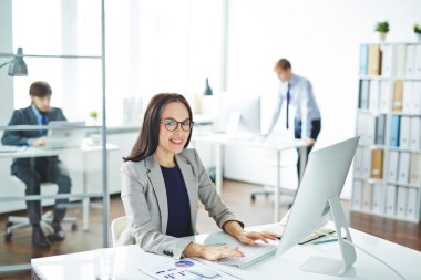 Kameraya bakarak Sekreter