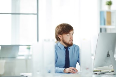 İş adamı işyerinde çalışıyor.