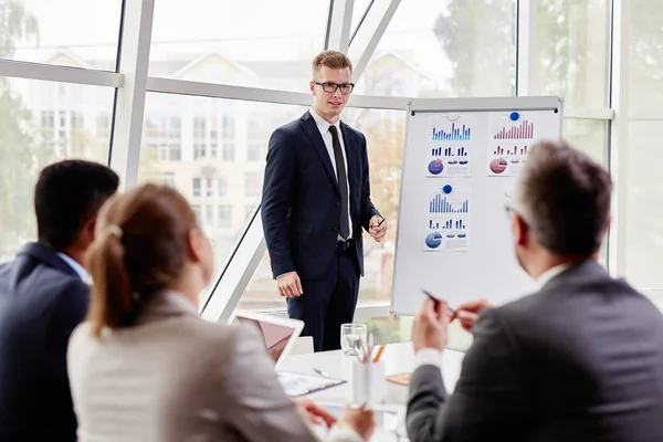 Geschäftsmann legt Daten vor — Stockfoto