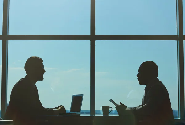 Manager vernetzen sich bei Treffen — Stockfoto