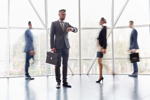 Hombre de negocios serio con maletín — Foto de Stock