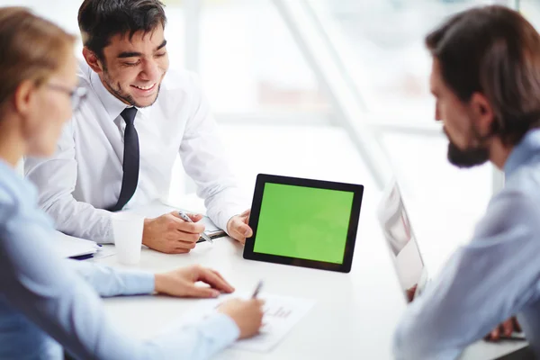 Trabalhadores olhando para touchscreen — Fotografia de Stock