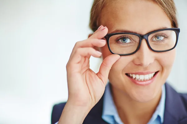 Femme d'affaires regardant la caméra — Photo