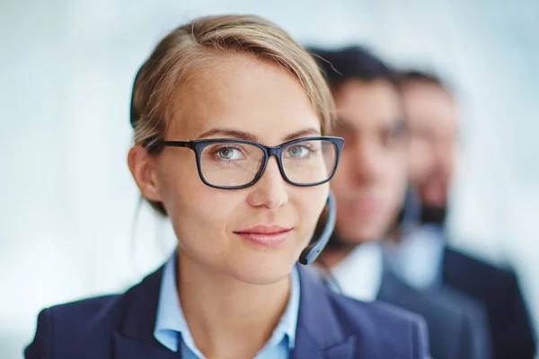 Mujer de negocios bonita con auriculares —  Fotos de Stock