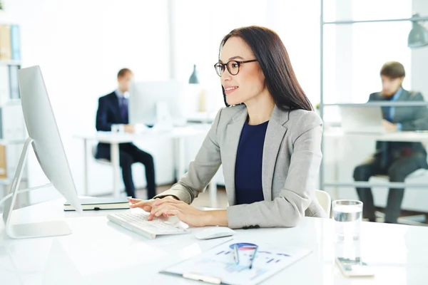 Mooie secretaresse werkt — Stockfoto