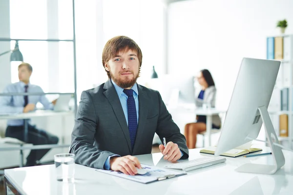 Empresario mirando la cámara — Foto de Stock