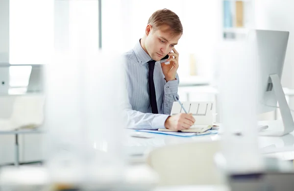 Empresário que trabalha no seu local de trabalho — Fotografia de Stock