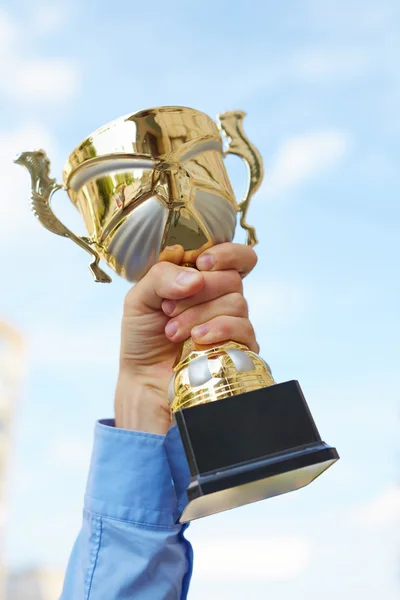 Mano con premio oro — Foto Stock