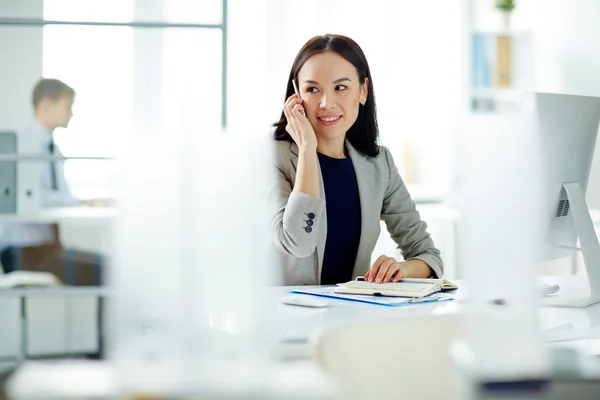 在电话上讲的女商人 — 图库照片