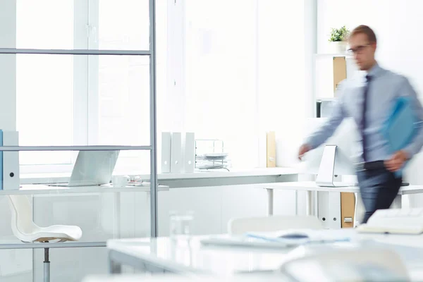 Wazig Drukke Manager Wandelen Office — Stockfoto