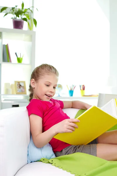 Girl reading book — Stock Photo, Image