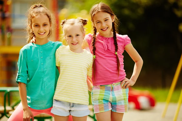 Ragazze guardando fotocamera — Foto Stock