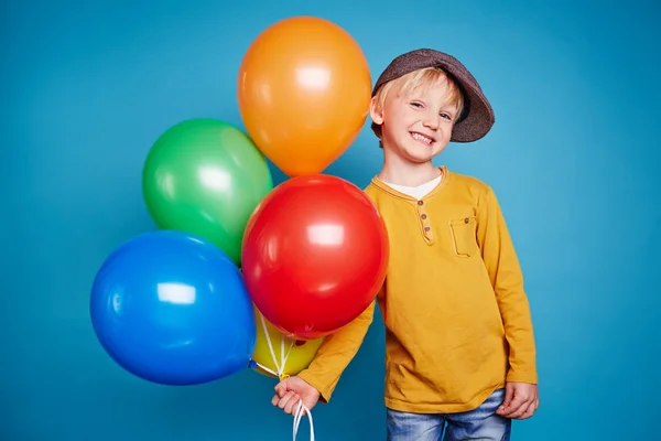 Junge mit bunten Luftballons — Stockfoto