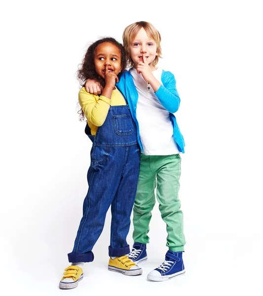 Freundliche Kinder in Freizeitkleidung — Stockfoto