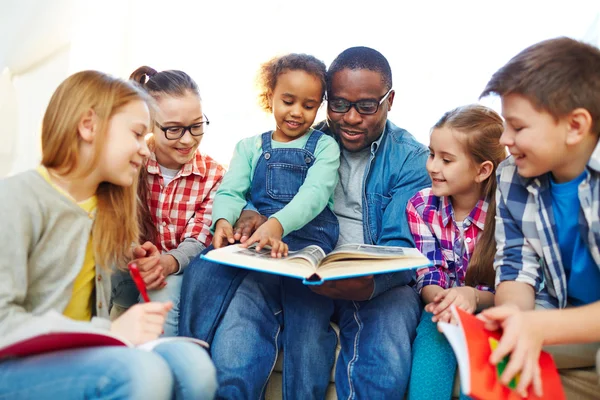 group reading together