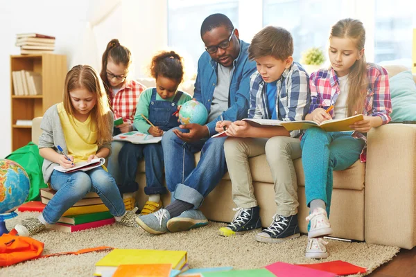 Kinder machen sich Notizen — Stockfoto