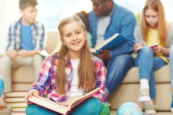 Colegiala con libro abierto — Foto de Stock