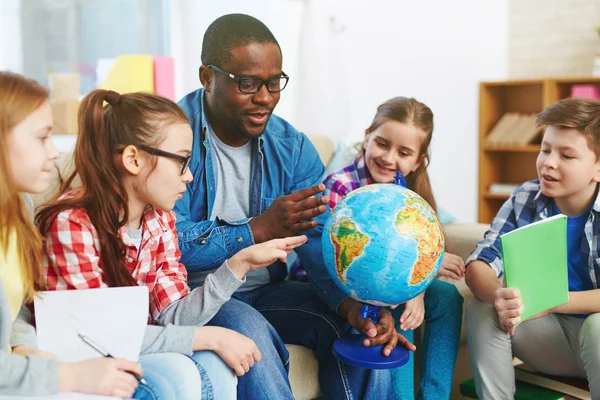 Niños en edad preescolar estudiando planeta —  Fotos de Stock