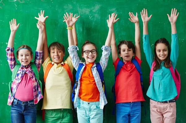 Счастливые ученики в разноцветной одежде — стоковое фото