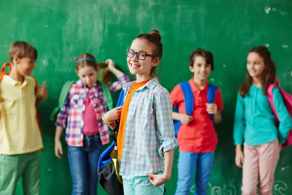 Hübsche Schülerin blickt in Kamera — Stockfoto