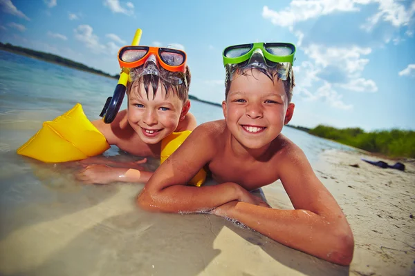 Hermanos acostados en la playa — Foto de Stock