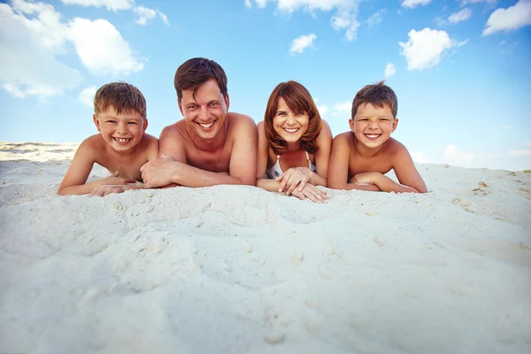 Pais e dois filhos tomar banho de sol — Fotografia de Stock