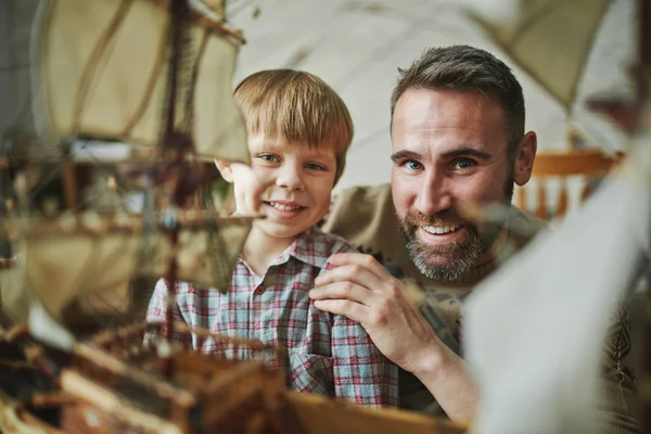 Bambino e padre — Foto Stock