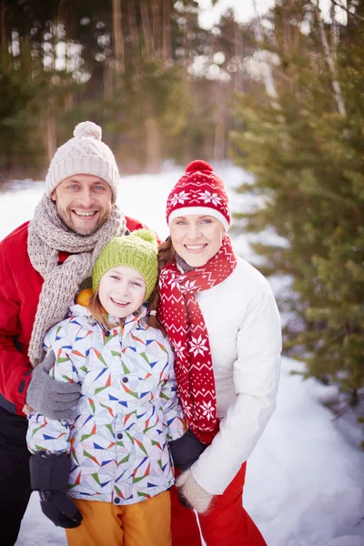 Glückliche Familie blickt in die Kamera — Stockfoto