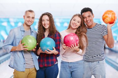 çocuklar ve kızlar bowling topları ile