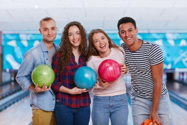 çocuklar ve kızlar bowling topları ile