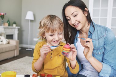 Anne ve oğlu resim yumurta
