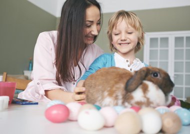 Paskalya tavşanına oynarken