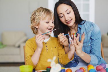 Anne ve oğlu yumurta boyama