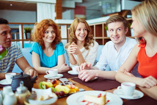 Amigos adolescentes en la cafetería — Foto de Stock