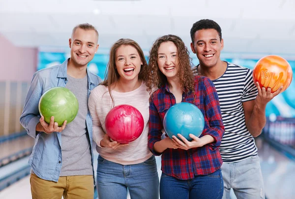 Gars et filles avec des boules de bowling — Photo