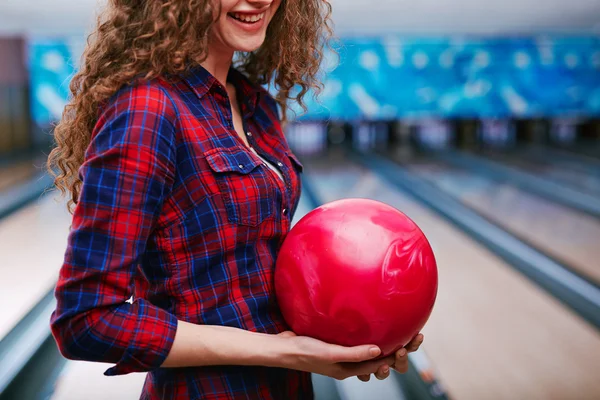 Flicka med bowlingklot — Stockfoto