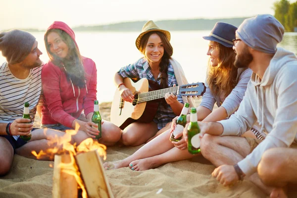 Camper genießen Sommertag — Stockfoto