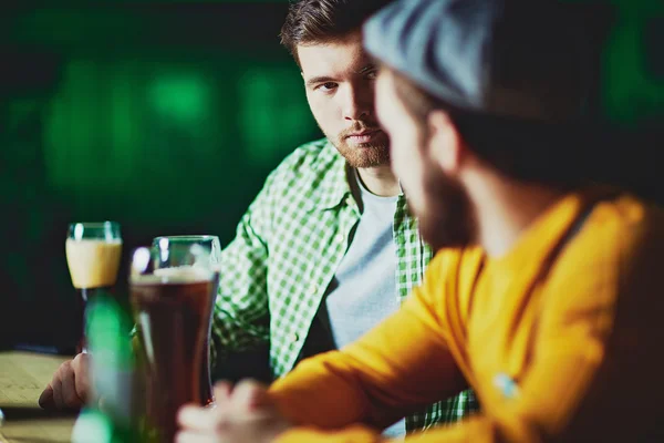 Männer verbringen Zeit in Kneipe — Stockfoto