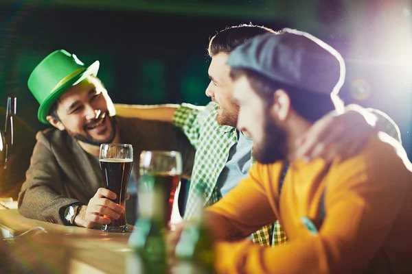 Männer feiern St. Patrick Day — Stockfoto