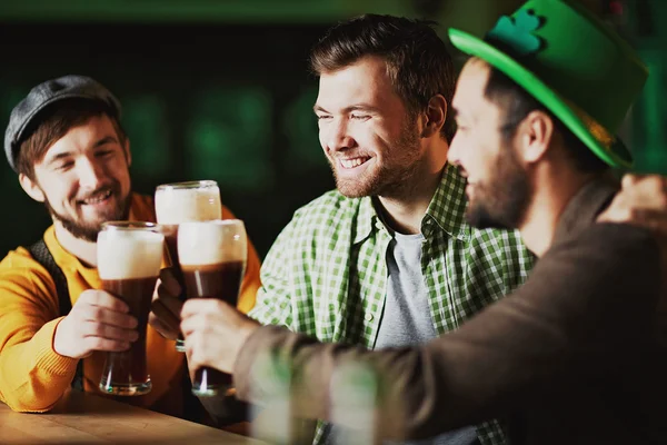 Män firar St Patrick dag — Stockfoto
