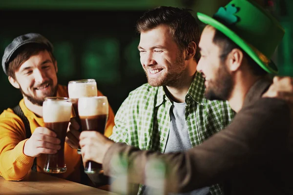 Männer feiern St. Patrick Day — Stockfoto