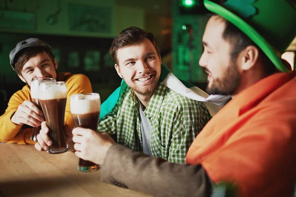 Män firar St Patrick dag — Stockfoto