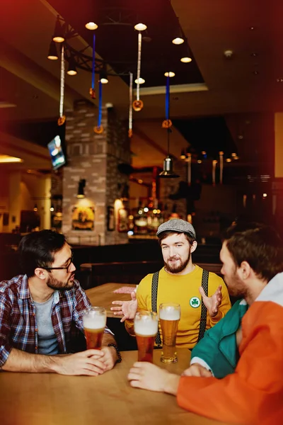 Hombres pasar tiempo en el pub —  Fotos de Stock