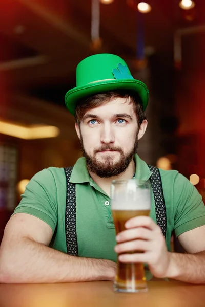 Man in green hat — Stock Photo, Image