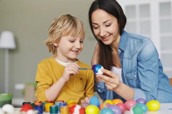 Mother and son painting egg — Stock Photo, Image