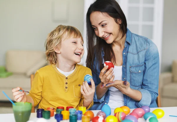 Anne ve oğlu resim yumurta