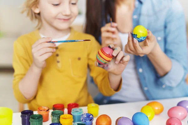 Mãe e filho pintando ovos — Fotografia de Stock