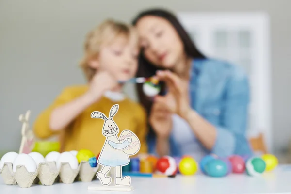 Coelho de papel com ovo — Fotografia de Stock