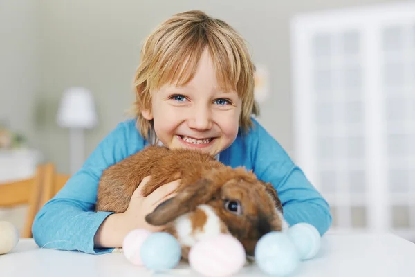 Мальчик с пасхальным кроликом — стоковое фото