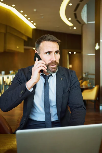 Businessman speaking on phone — Stock Photo, Image